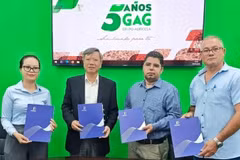 L’ambassadeur Le Quang Long (deuxième à partir de la gauche) à la cérémonie de remise du premier lot de riz produit à Cuba. Photo: ambassade du Vietnam à Cuba