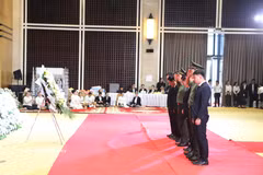 La délégation de haut rang du ministère vietnamien de la Sécurité publique rend hommage au président de l’Assemblée nationale du Laos, Xaysomphone Phomvihane. Photo: VNA