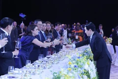 Le président de la République Luong Cuong (droite) et les délédués internationaux. Photo: VNA