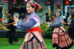 Le membre du Bureau politique Nguyên Duy Ngoc, secrétaire du Comité du Parti de Hanoi, remet des cadeaux du Têt aux bénéficiaires de politiques sociales. Photo: VNA