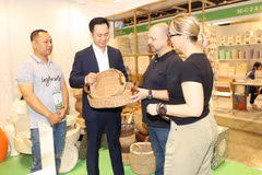 Des clients internationaux découvrent l'artisanat vietnamien. Photo : Xuan Vinh/VNA
