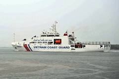 Le navire CSB 8001 des garde-côtes vietnamiens quitte Hô Chi Minh-Ville pour une visite de travail et d’échange d’expériences avec les garde-côtes indonésiens. Photo: VNA