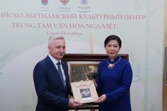 Mme Ngô Phuong Ly, épouse du secrétaire général du Parti communiste du Vietnam Tô Lâm, remet un cadeau de souvenir au représentant du Centre culturel russo-vietnamien à Saint-Pétersbourg. Photo: VNA