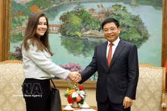 Le vice-Premier ministre Nguyen Van Thang reçoit Quint Simon, vice-présidente d’AWS. Photo: VNA