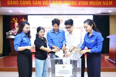 Des responsables et membres de l'Union de la jeunesse communiste Hô Chi Minh collectent des fonds en faveur des sinistrés du typhon Bualoi. Photo : Minh Duc - VNA