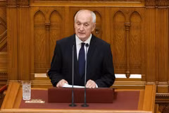 Le nouveau président élu de la Hongrie, András Baka, prononce un discours au Parlement à Budapest le 11 août 2026. Photo : Xinhua/VNA