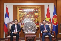 L'ambassadeur du Vietnam au Laos, Nguyen Minh Tam (à droite), reçoit Bounleua ​​Phandanouvong, membre du Comité central et chef de la Commission des relations extérieures du Comité central du Laos. Photo : VNA