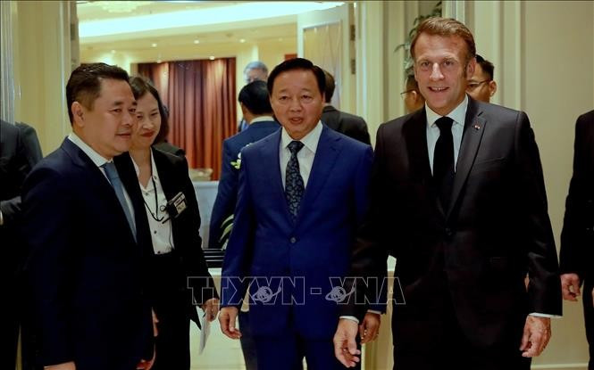 Le vice-Premier ministre Tran Hong Ha participe (centre) à un petit-déjeuner de travail, à l'invitation du président français Emmanuel Macron. Photo : VNA hh.jpg