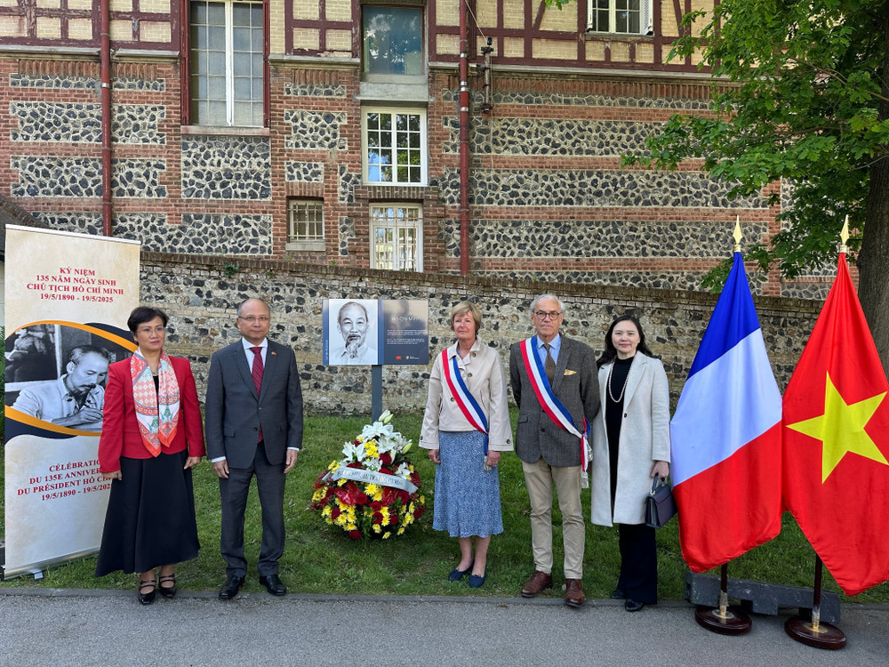 Les dirigeants de l’Ambassade du Vietnam en France et les représentants de la ville de Sainte-Adresse devant la plaque commémorative dédiée au Président Hô Chi Minh. Photo : VNA 13bc7bb1-8c4d-407b-b70d-fc8fbb163f4d.jpg
