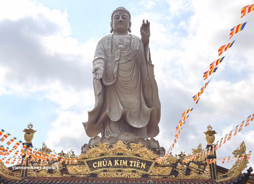 vnanet-07-tuong-phat-a-di-da-cao-24m-tai-chua-kim-tien-an-giang-8566253.jpg