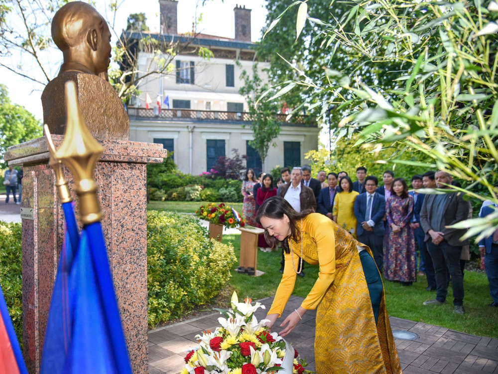 L’ambassadrice Nguyễn Thị Vân Anh, cheffe de la Délégation permanente du Vietnam auprès de l’UNESCO, déposant une gerbe devant le buste de Hô Chi Minh au parc Montreau, ville de Montreuil. Photo : VNA mme-vanh.jpg