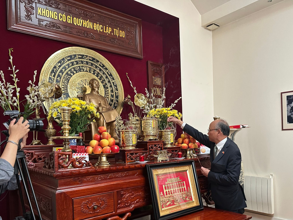 L’ambassadeur Đinh Toàn Thắng offrant de l’encens à l’autel du Président Hô Chi Minh dans l’enceinte de l’Ambassade du Vietnam en France. Photo : VNA thap-huong.jpg