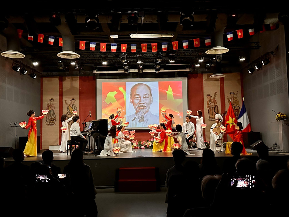 Une performance artistique lors de la cérémonie. Photo : VNA spectacle.jpg