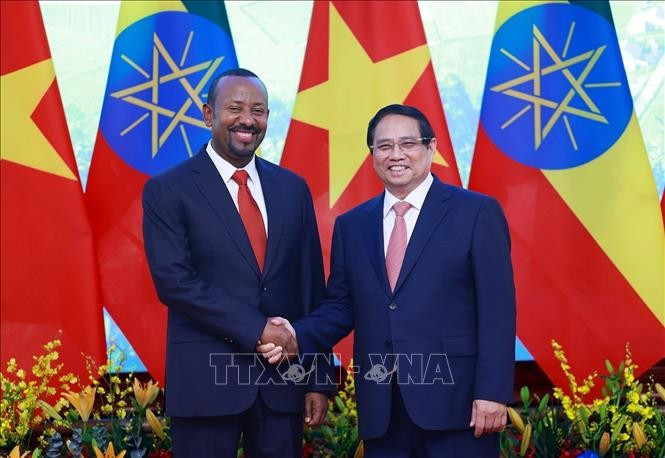 Le Premier ministre vietnamien Pham Minh Chinh (droite) et son homologue éthiopien Abiy Ahmed Ali. Photo : VNA