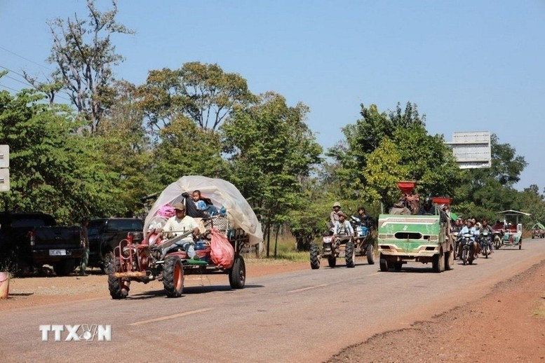 Des habitants cambodgiens de la province de Preah Vihear, frontalière avec la Thaïlande, évacuent la zone pour se mettre à l’abri des affrontements, le 8 décembre 2025. 