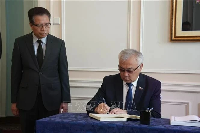 Bair Zhamsuyev, vice-président de la Commission des affaires étrangères du Conseil de la Fédération de Russie, écrit dans le livre de condoléances lors de la cérémonie organisée par l'ambassade du Vietnam en Russie. (Photo : VNA)