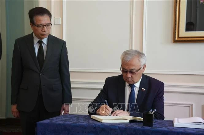 Bair Zhamsuyev, vice-président de la Commission des affaires étrangères du Conseil de la Fédération de Russie, écrit dans le livre de condoléances lors de la cérémonie organisée par l'ambassade du Vietnam en Russie. (Photo : VNA)