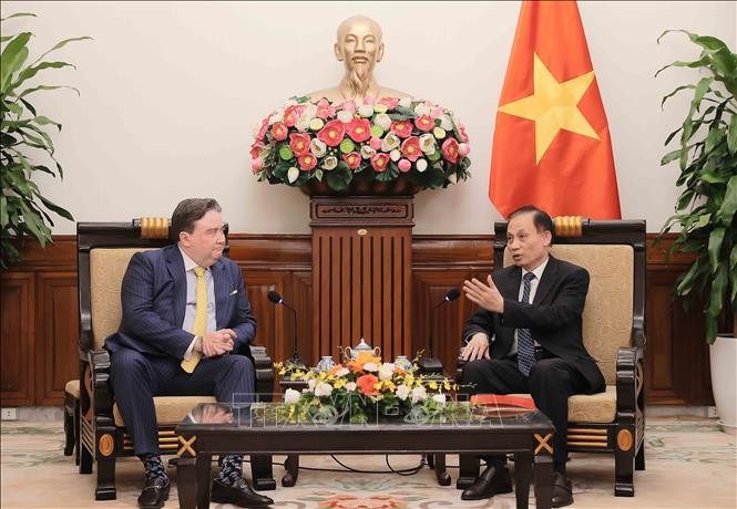 Le secrétaire du Comité central du Parti communiste du Vietnam et ministre vietnamien des Affaires étrangères par intérim, Le Hoai Trung, (droite) et Marc Knapper, ambassadeur des États-Unis. Photo : VNA