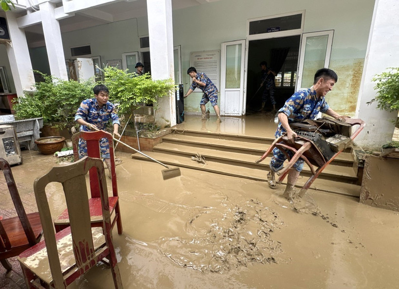 L'armée participe au nettoyage de la maternelle Vinh Thanh, dans le quartier de Tay Nha Trang, province de Khanh Hoa. Photo : VNA