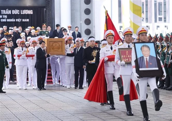 Les dirigeants et anciens dirigeants du Parti et de l'État ont conduit le cercueil de l’ancien président Tran Duc Luong vers le char funèbre, l'accompagnant à sa dernière demeure. Photo : VNA