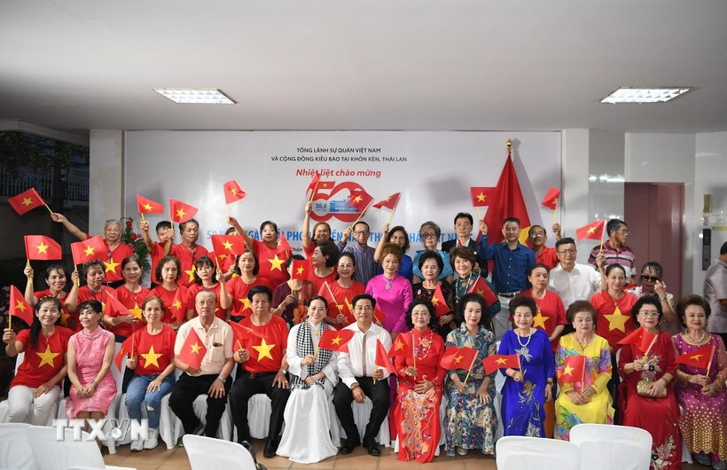 La communauté vietnamienne du Nord-Est de la Thaïlande participe à la cérémonie marquant le 50e anniversaire de la réunification nationale. Photo : VNA