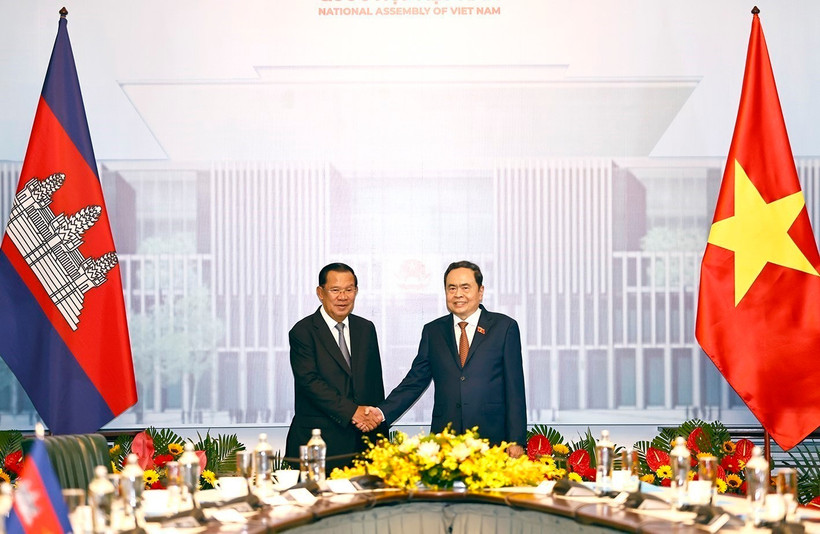 Le président de l'Assemblée nationale du Vietnam, Tran Thanh Man (droite) et le président du Parti du peuple cambodgien (PPC) et président du Sénat, Samdech Techo Hun Sen. Photo : VNA