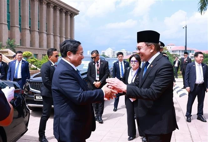 Le Premier ministre malaisien Anwar Ibrahim a accueilli le Premier ministre vietnamien Pham Minh Chinh (gauche). Photo : VNA