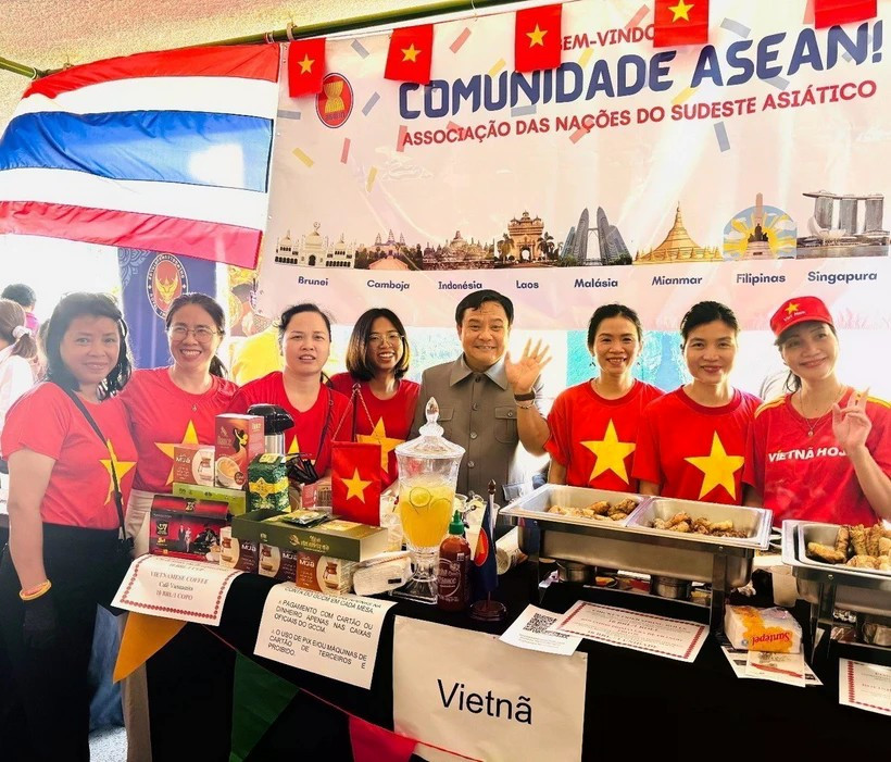 La cuisine et la culture vietnamiennes présentées au bazar international au Brésil