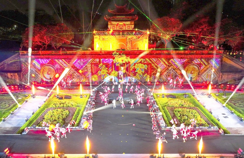 Hanoï organise de nombreux événements et festivals d'automne pour attirer les visiteurs. Sur la photo : Scène du Festival mondial de la culture de Hanoï 2025 au Centre du patrimoine de la citadelle impériale de Thang Long. (Photo : hanoimoi.vn)