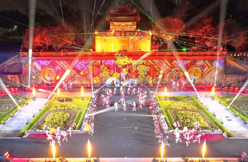 Hanoï organise de nombreux événements et festivals d'automne pour attirer les visiteurs. Sur la photo : Scène du Festival mondial de la culture de Hanoï 2025 au Centre du patrimoine de la citadelle impériale de Thang Long. (Photo : hanoimoi.vn)