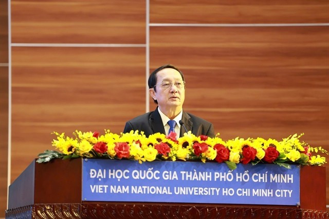 Le Dr Huynh Thanh Dat, vice-président de la Commission de l'information, de l'éducation et de la mobilisation des masses du Comité central du Parti, prend la parole lors de la conférence scientifique nationale sur la stratégie de développement des biotechnologies, le 29 novembre. (Photo : Courtoisie de l'Université nationale du Vietnam à Hô Chi Minh-Ville)