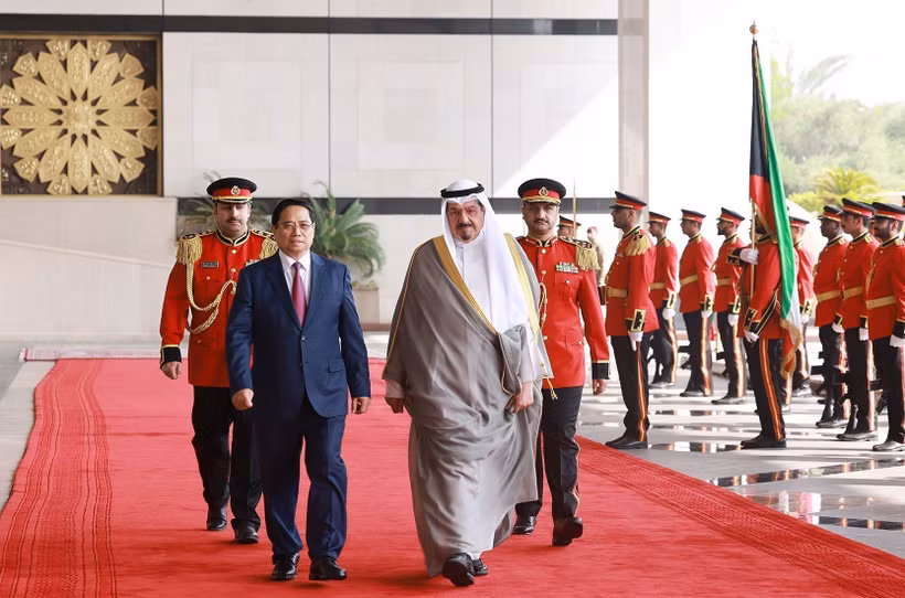 Le Premier ministre koweïtien Sheikh Ahmad Abdullah Al-Ahmad Al Sabah (droite) accueille son homologue vietnamien Pham Minh Chinh. Photo: VNA