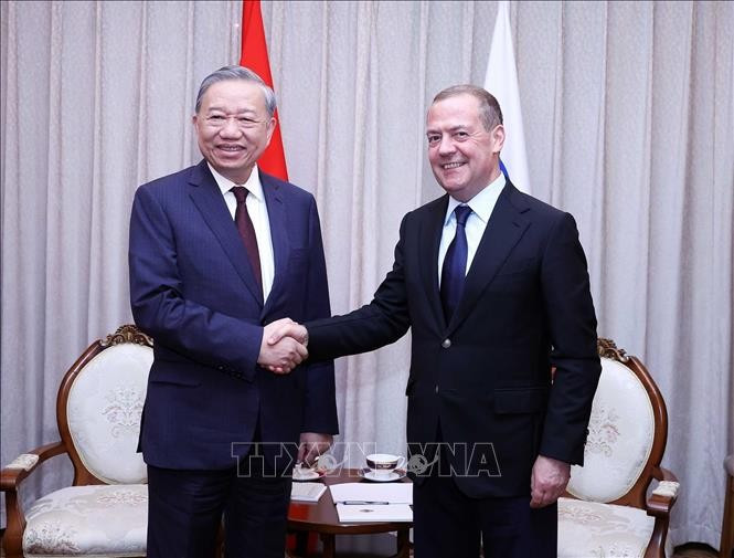 Le secrétaire général du Parti, To Lam (gauche) et Dmitri Medvedev, président du Parti Russie Unie (PRU) et vice-président du Conseil de sécurité de la Fédération de Russie. Photo : VNA