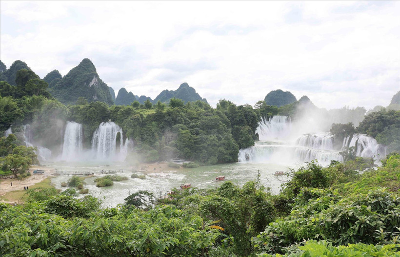 Panorama du site paysager des chutes de Ban Gioc – Detian. Photo : VNA