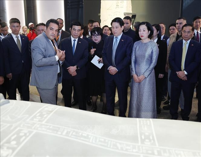 Le président Luong Cuong et son épouse visitent le Grand Musée égyptien. Photo : VNA