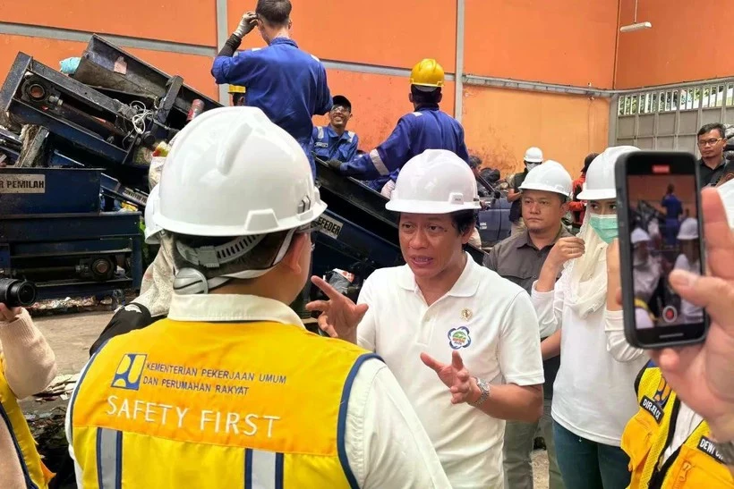 Le ministre indonésien de l'Environnement, Hanif Faisol Nurofiq, surveille un site de gestion intégrée des déchets à Cimahi, dans l'ouest de Java, le 22 février. Photo : ANTARA