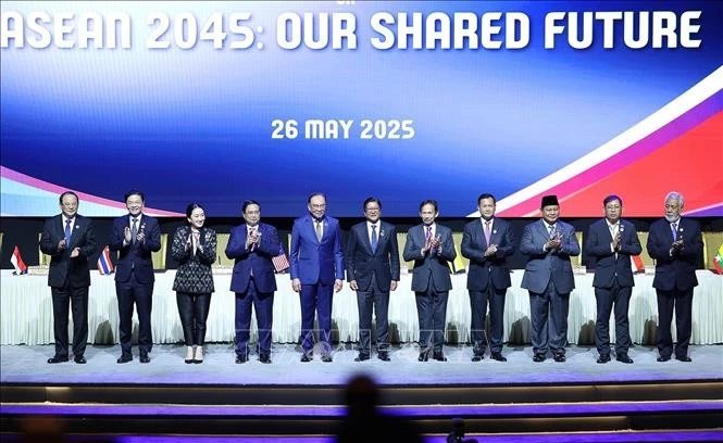 Le Premier ministre Pham Minh Chinh (4e, gauche)à la cérémonie de singature de la Déclaration de Kuala Lumpur intitulée « ASEAN 2045 : Notre avenir commun ». Photo : VNA