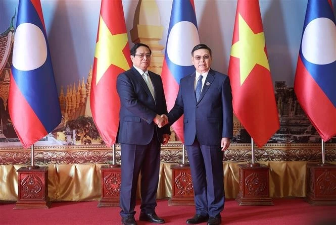 Le Premier ministre Pham Minh Chinh (gauche) et le président de l'Assemblée nationale lao Saysomphone Phomvihane. Photo : VNA