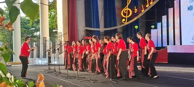 L'équipe de la Chorale senior du CEAO du Canada, dirigée par Maxime Bégin, se produit lors de la cérémonie de remise des prix. (Photo : VNA)