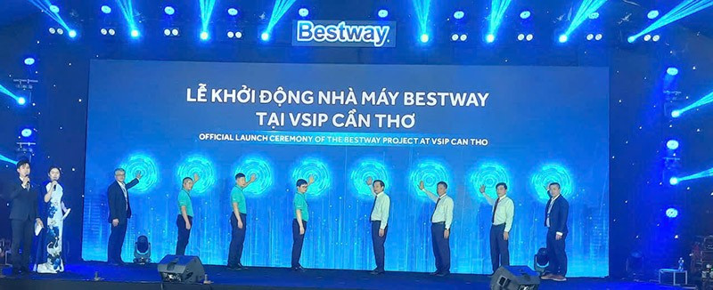 Les autorités de la ville de Can Tho, les investisseurs et les délégués lors de la cérémonie d'inauguration de l'usine Bestway au parc industriel VSIP de Can Tho. Photo : VNA