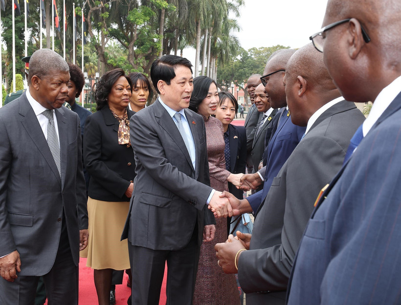 Cérémonie de départ du président Luong Cuong et de son épouse au palais présidentiel de la capitale Luanda; marquant la fin de leur visite d'Etat en Angola. Photo : VNA