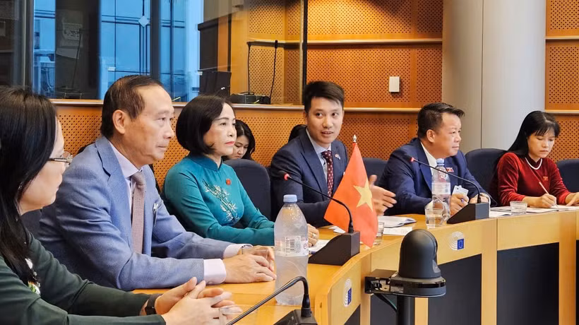 La vice-présidente de l'Assemblée nationale, Nguyen Thi Thanh (3e à partir de la gauche), lors de sa rencontre avec le vice-président du Parlement européen, Younous Omarjee (Photo : daibieunhandan.vn)