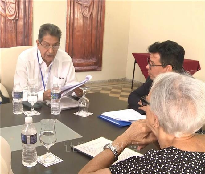 M. Fredesmán Turró González intervient au séminaire sur les relations Cuba-Vietnam. Photo : VNA