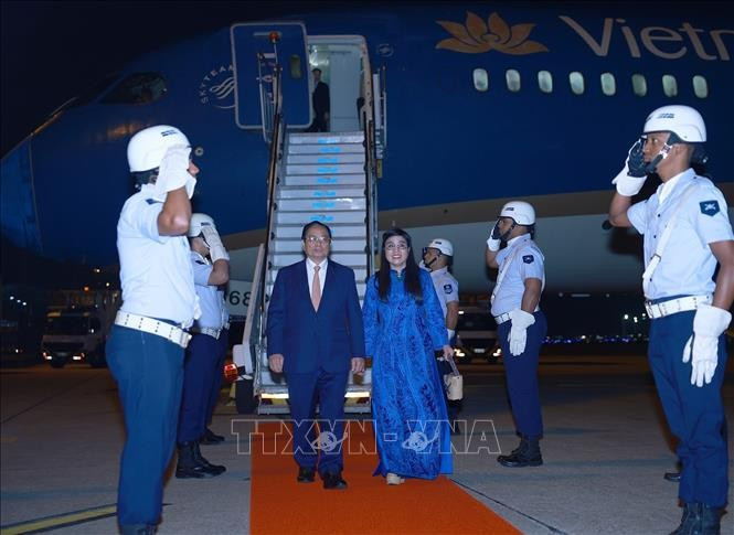 Le Premier ministre Pham Minh Chinh, son épouse Lê Thi Bich Trân et une délégation vietnamienne de haut rang ont atterri tôt le 5 juillet (heure locale) à l'aéroport Galeão de Rio de Janeiro tôt le 5 juillet (heure locale), entamant ainsi leur participation au sommet élargi des BRICS et aux activités bilatérales au Brésil. Photo : VNA
