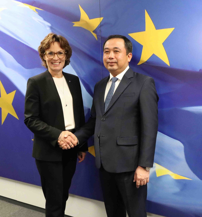 Le ministre vietnamien par intérim de l'Agriculture et de l'Environnement, Tran Duc Thang et Jessica Raswall, commissaire européenne chargée de l'environnement, de la résilience de l'eau et d'une économie circulaire. Photo : VNA