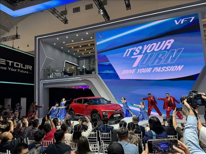 VinFast lance le SUV 100 % électrique VF 7 en Indonésie. 