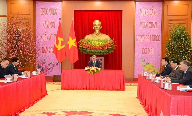 Le secrétaire général du Comité central du Parti communiste vietnamien (PCV), To Lam, s'entretient par téléphone avec le premier secrétaire du Comité central du Parti communiste cubain (PCC) et président de Cuba, Miguel Díaz-Canel. (Photo : qdnd.vn)