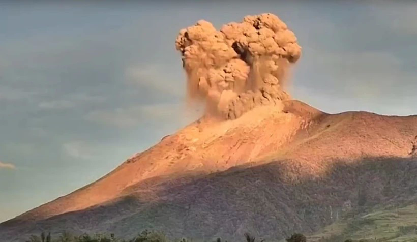 Le volcan Kanlaon entre en éruption le 13 mai, projetant un panache de cendres dans le ciel. (Photo : Guardian News)