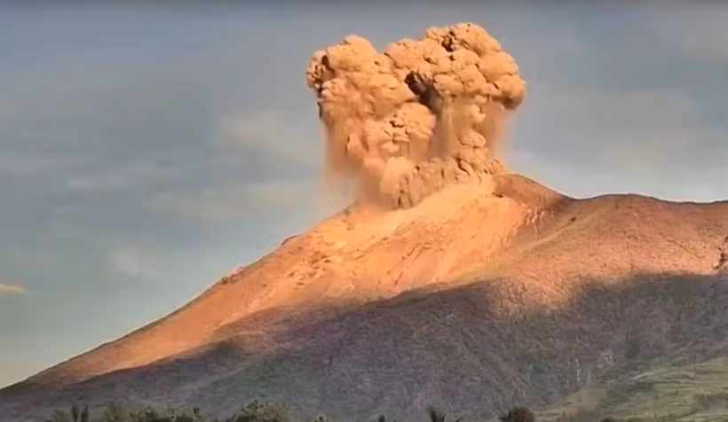 Le volcan Kanlaon entre en éruption le 13 mai, projetant un panache de cendres dans le ciel. (Photo : Guardian News)