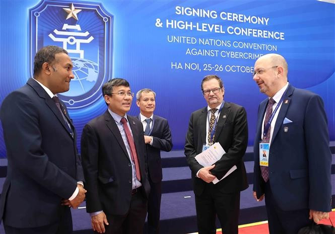 Le vice-ministre permanent des Affaires étrangères Nguyen Minh Vu avec les délégués participant à la cérémonie de signature de la Convention de Hanoi le matin du 25 octobre. Photo : VNA